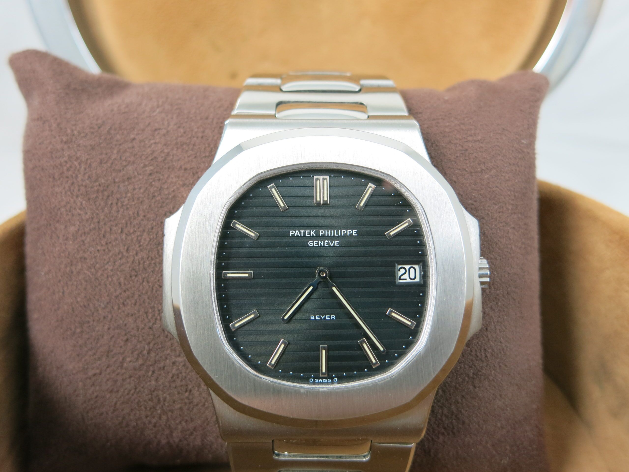 Patek Philippe Nautilus Ref. 3700 Jumbo Beyer Stamped Dial - Image 3