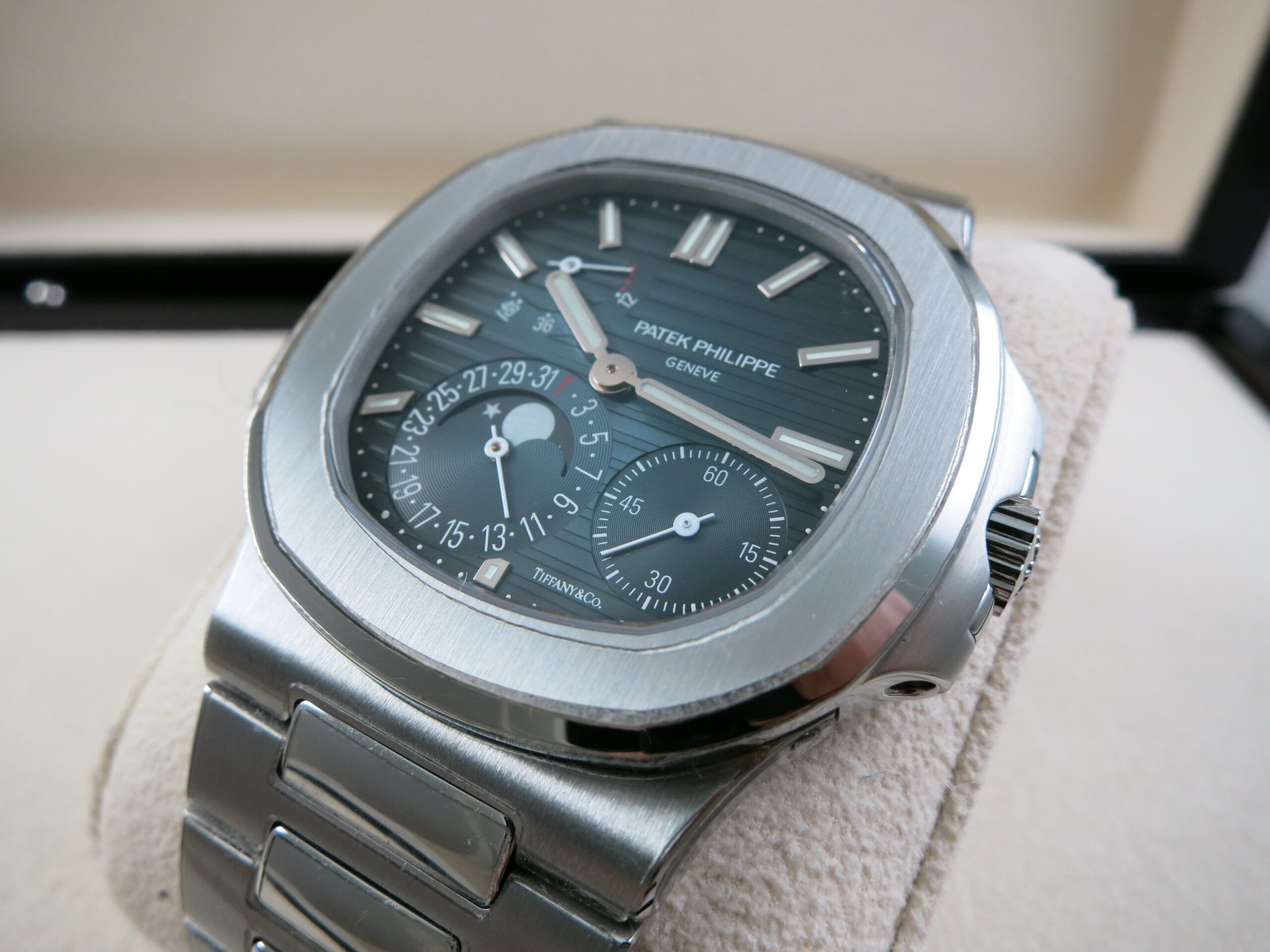 Patek Philippe Nautilus 5712/1a Tiffany Stamped Complete Set - Image 3