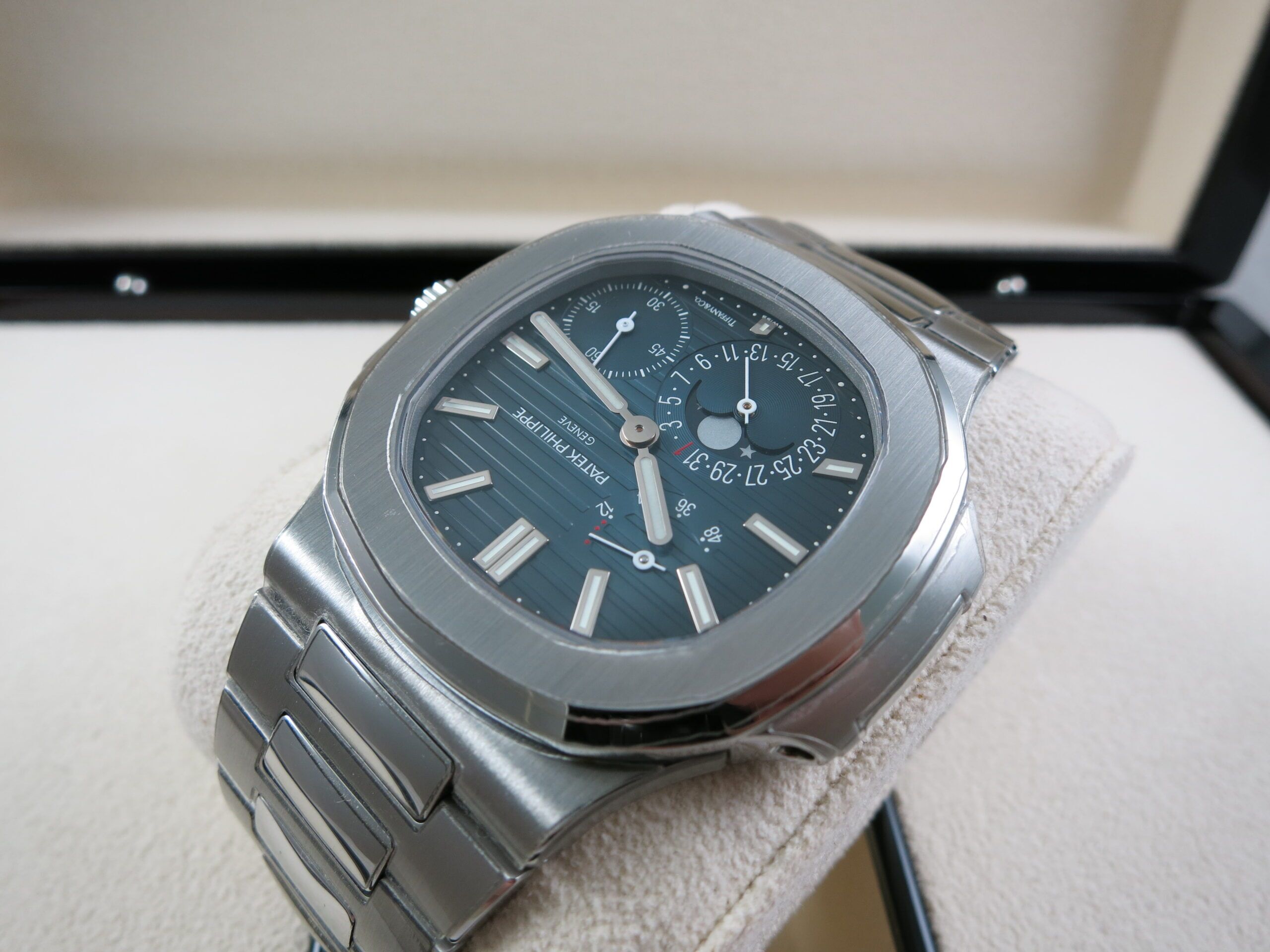 Patek Philippe Nautilus 5712/1a Tiffany Stamped Complete Set - Image 4